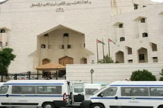 في قرار قطعي.. الإدارية العليا تلغي قرار فصل طلبة من جامعة العلوم الاسلامية الطليعة نيوز قال المحامي بسام فريحات ان محكمة العدل العليا أصدرت في هذا اليوم قرارا بتأييد قرار المحكمة الادارية والقاضي بإلغاء عقوبة الفصل الصادرة عن جامعة العلوم الإسلامية بحق ثلاثة من طلبتها بسبب قيامهم بنشاط مساند للأهل في غزة "صلاة الغائب على الشهداء " . ويعتبر هذا القرار قرارا قطعيا من المتوجب على الجامعة تنفيذه وإلغاء قرارات الفصل واعادة الطلبة الى مقاعدهم الدراسية.