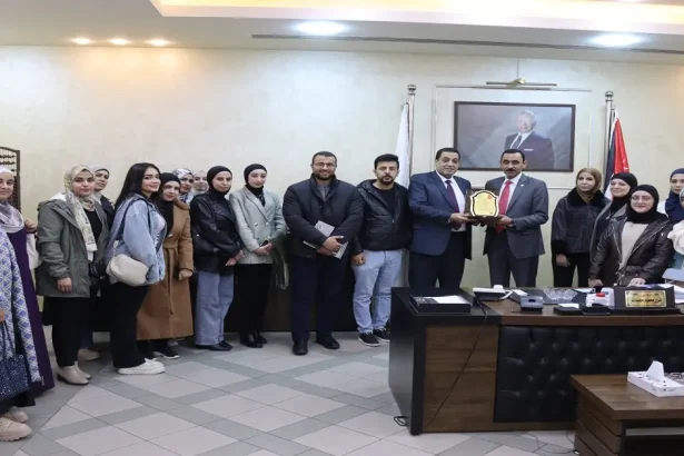وفد من كلية الصيدلة بجامعة مؤتة يكرّم المؤسسة العامة للغذاء والدواء تقديراً لإنجازاتها المتميزة