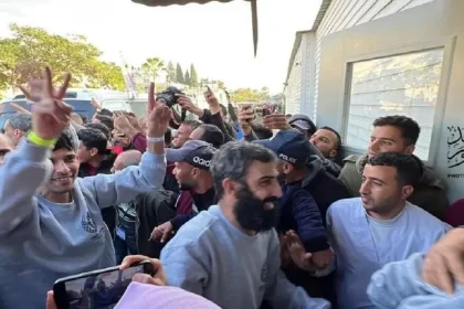 أسرى الدفعة السابعة على موعد مع الحرية خلال ساعات.. هؤلاء أبرزهم