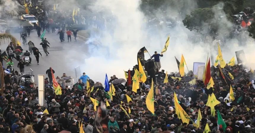 حزب الله يتّهم الجيش بالاعتداء على مُتظاهري طريق المطار