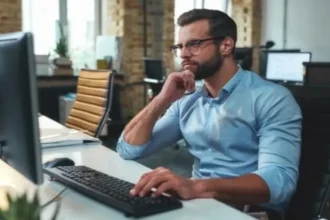 أضرار الجلوس توازي التدخين: تحذير طبيب من خطر الخمول!