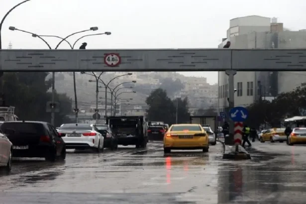 أجواء باردة وزخات خفيفة اليوم في بعض المناطق