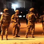 بعد تفخيخ حافلات.. الجيش يقتحم مخيمًا في الضفة ويعزز قواته العسكرية بثلاث كتائب إضافية