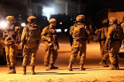 بعد تفخيخ حافلات.. الجيش يقتحم مخيمًا في الضفة ويعزز قواته العسكرية بثلاث كتائب إضافية