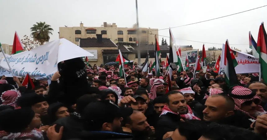 الأردنيون بالمحافظات يتجمعون بمسيرات حاشدة للتعبير عن رفضهم لتهجير الفلسطينيين
