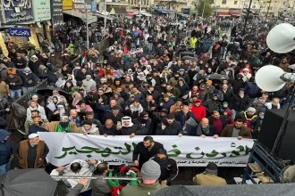 مئات الأردنيين في وسط البلد ضد التهجير.. وفريحات يوجه رسائل الى الصفدي
