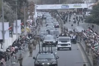 الملك يصل إلى أرض الوطن وسط استقبال شعبي حاشد