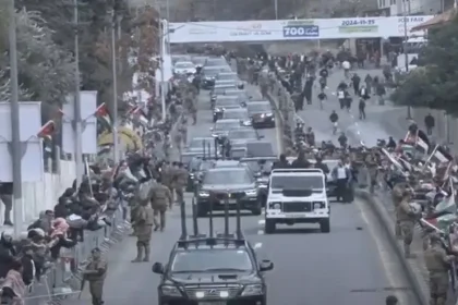 الملك يصل إلى أرض الوطن وسط استقبال شعبي حاشد