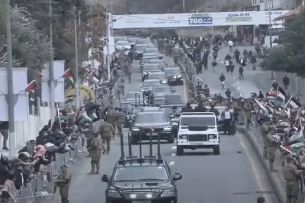 الملك يصل إلى أرض الوطن وسط استقبال شعبي حاشد