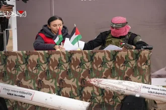 تعرف على نوع القنابل التي عرضتها المقاومة خلال تسليم جثث الأسرى الإسرائيليين؟