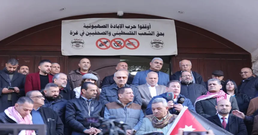 الصحفيون يعتصمون أمام نقابتهم رفضا للتهجير ودعما للموقف الرسمي