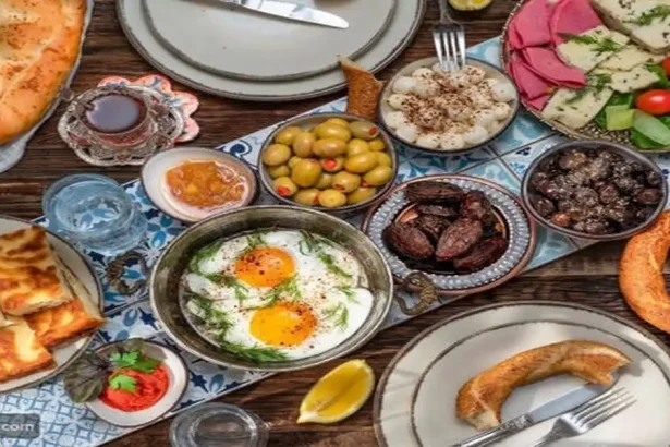 أخطاء شائعة على مائدة الإفطار: كيف تتجنب التخمة؟