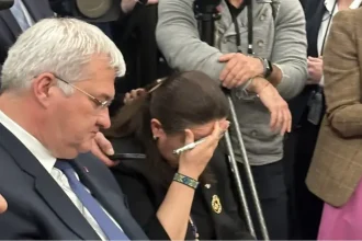 لقطات توثق رد فعل سفيرة أوكرانيا لحظة المشادة.. و مسؤول أمريكي يعلق بسخرية