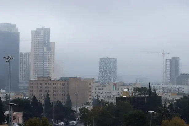 طقس بارد وماطر ورياح نشطة وتحذيرات من الغبار