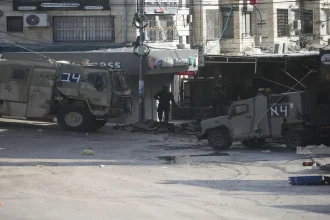 الاحتلال يواصل انتهاكاته في طولكرم: اعتقال مواطن وإحراق منازل ومداهمات