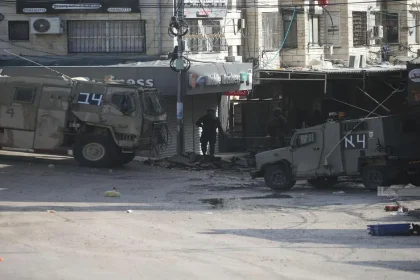 الاحتلال يواصل انتهاكاته في طولكرم: اعتقال مواطن وإحراق منازل ومداهمات