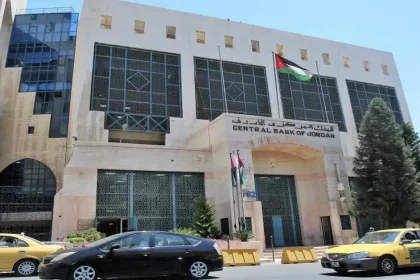 تعليمات جديدة للبنوك تهدف إلى الحد من إغراق العملاء بالديون