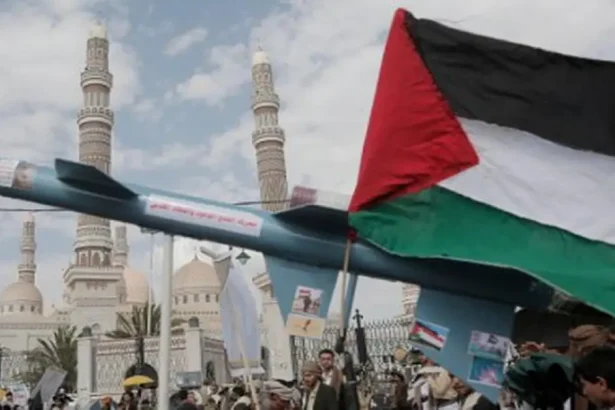 “أنصار الله” تستهدف يافا المحتلة وحاملة طائرات أمريكية بالصواريخ البالستية والمسيرات