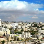 طقس بارد نسبياً مع احتمالية هطول زخات متفرقة من المطر في بعض المناطق.