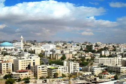 طقس بارد نسبياً مع احتمالية هطول زخات متفرقة من المطر في بعض المناطق.