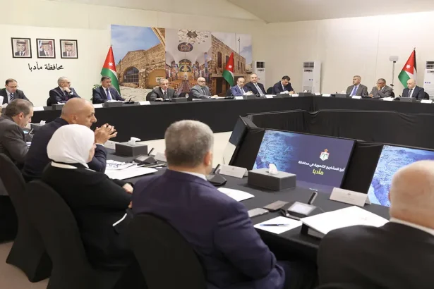 رئيس الوزراء يعلن إنشاء مستشفى حكومي جديد في مأدبا وإطلاق مسار لحافلات التردد السريع