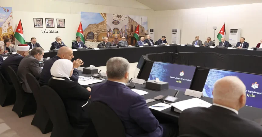 رئيس الوزراء يعلن إنشاء مستشفى حكومي جديد في مأدبا وإطلاق مسار لحافلات التردد السريع