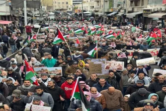 حشود من الأردنيين في وسط البلد: الشعب يريد إسقاط وادي عربة