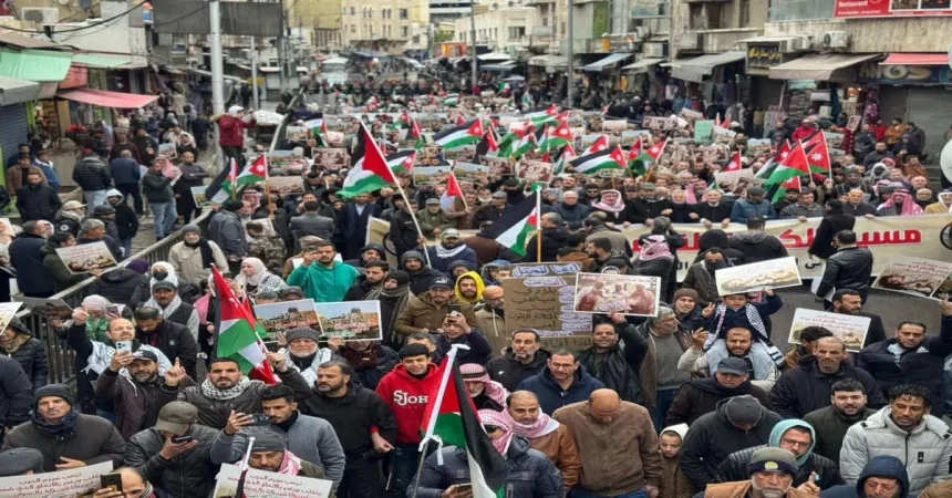حشود من الأردنيين في وسط البلد: الشعب يريد إسقاط وادي عربة