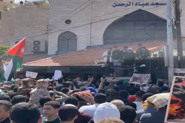 آلاف الاردنيين قرب السفارة الامريكية: يا أمتنا العربية.. فرطتوا بالقضية