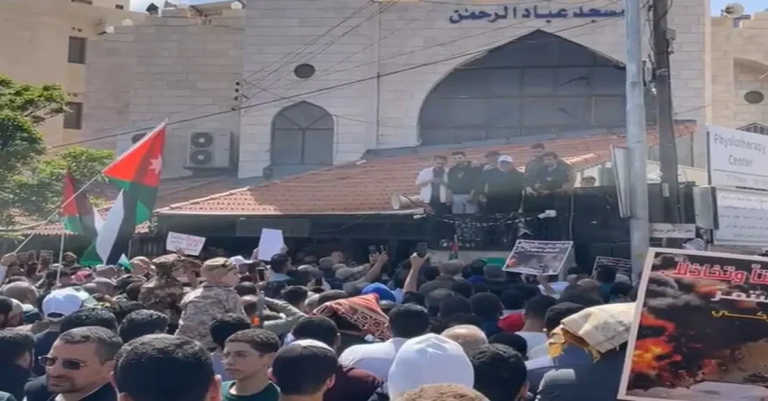 آلاف الاردنيين قرب السفارة الامريكية: يا أمتنا العربية.. فرطتوا بالقضية