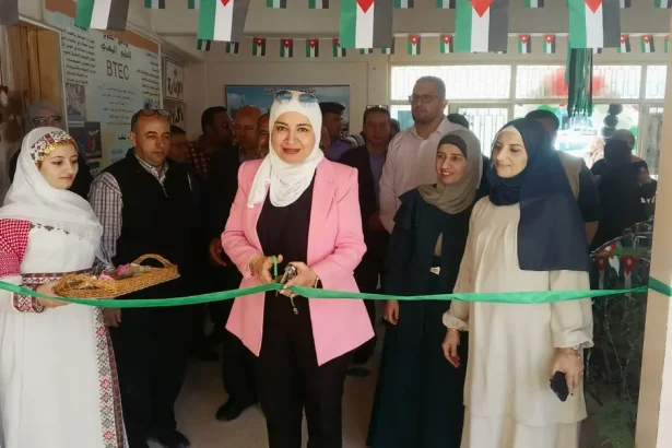 أبو الغنم تفتتح معرض BTEC في مدرسة مادبا المهنية للبنات