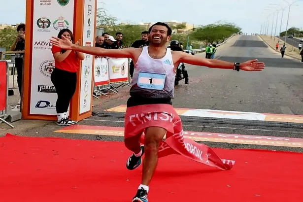 ماراثون دبي يوجه دعوة رسمية للعداء الأردني أحمد المحيسن