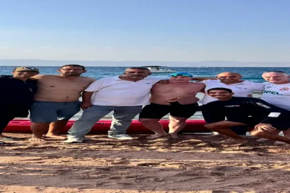 تقدير عالمي للشيف التنفيذي في أيلة توماس بروسنان لسباحته التاريخية على طول ساحل العقبة.