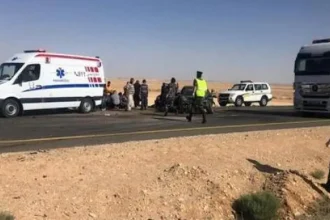 تصادم مركبتين يُصيب 21 شخصا على الطريق الصحراوي اليوم