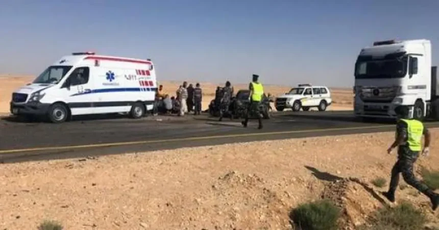 تصادم مركبتين يُصيب 21 شخصا على الطريق الصحراوي اليوم