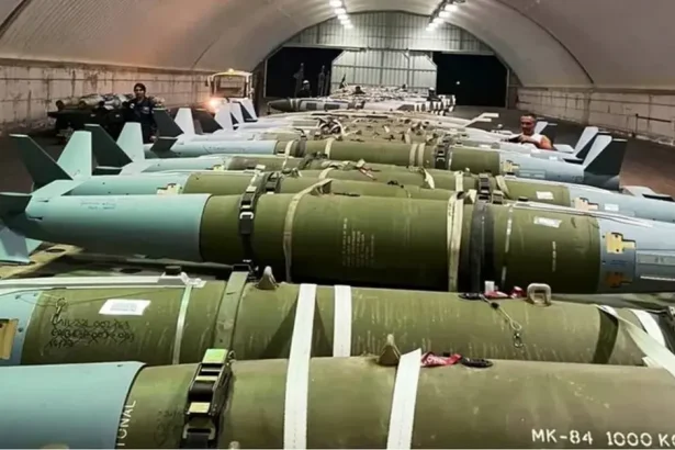 دفعة قنابل وذخائر جوية أمريكية تصل دولة الاحتلال لدعم الحرب على غزة