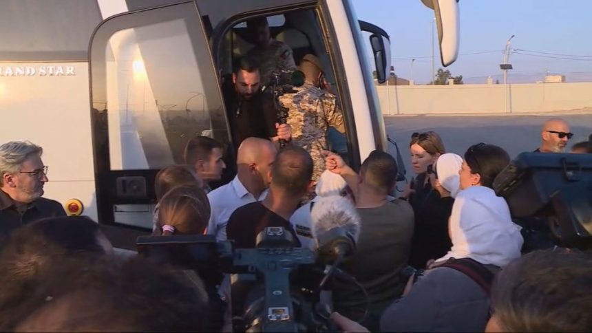 وصول 4 أطفال مصابين بالسرطان من غزة لتلقي العلاج بالأردن