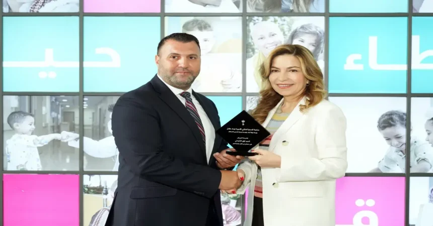 الأميرة غيداء طلال تكرّم الشوملي تقديرًا لجهوده في دعم مرضى السرطان