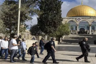 اقتحام عشرات المستوطنين المتطرفين الأقصى بحماية شرطة الاحتلال