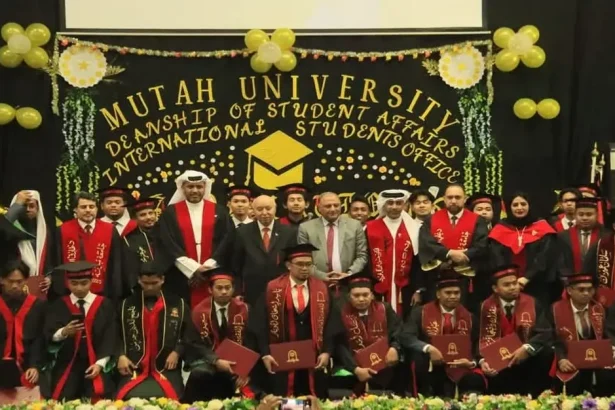 جامعة مؤتة تحتفي بتخريج كوكبة من الطلبة الوافدين .