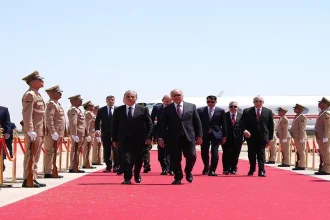 رئيس الوزراء يصل بغداد مندوبا عن الملك في القمة العربية والتنموية.