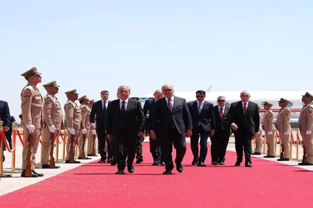 رئيس الوزراء يصل بغداد مندوبا عن الملك في القمة العربية والتنموية.