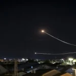 إسرائيل: اعتراض صاروخ من اليمن وإغلاق مطار بن غوريون مؤقتًا