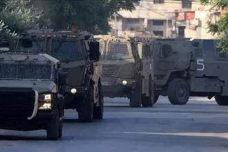 جيش الاحتلال يقتحم مخيم عسكر القديم في نابلس ويحاصر أحياء سكنية