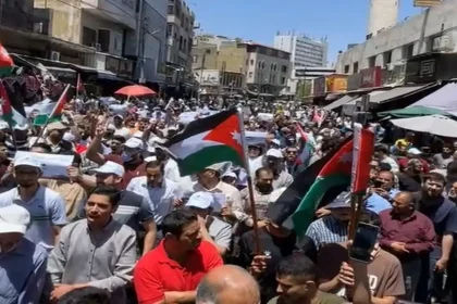 مسيرة حاشدة في عمّان: مطالبات بإلغاء اتفاقيات التطبيع وتأكيد الدعم للمقاومة الفلسطينية