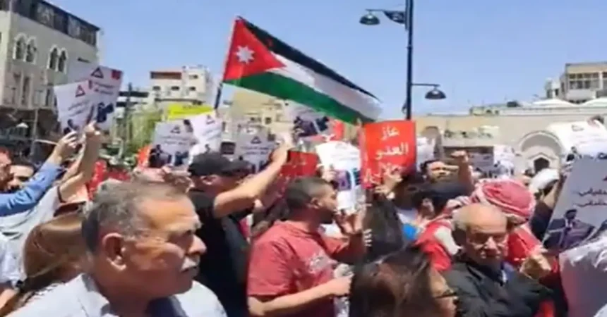 مسيرة في وسط البلد: "شعب الأردن يا جبار.. وادي عربة أكبر عار"