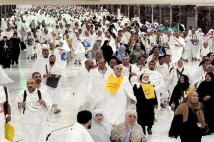 رغم الحر الشديد.. الحجاج يتدفقون إلى مكة وسط استعدادات أمنية وصحية مشددة