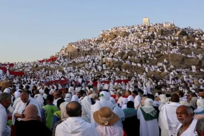 وفود الحجاج تتوافد على جبل عرفات لأداء الركن الأكبر في الحج