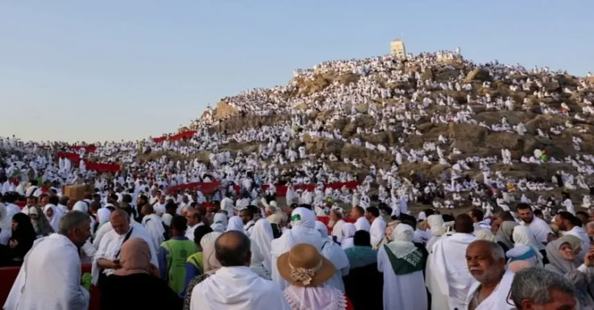 وفود الحجاج تتوافد على جبل عرفات لأداء الركن الأكبر في الحج