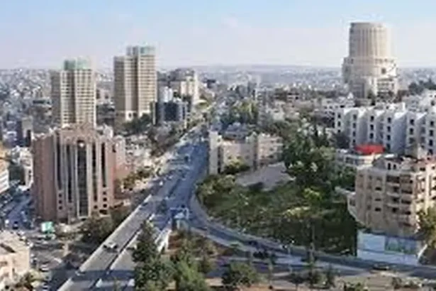 تشهد معظم المناطق يوم السبت أجواءً حارة نسبيًا.